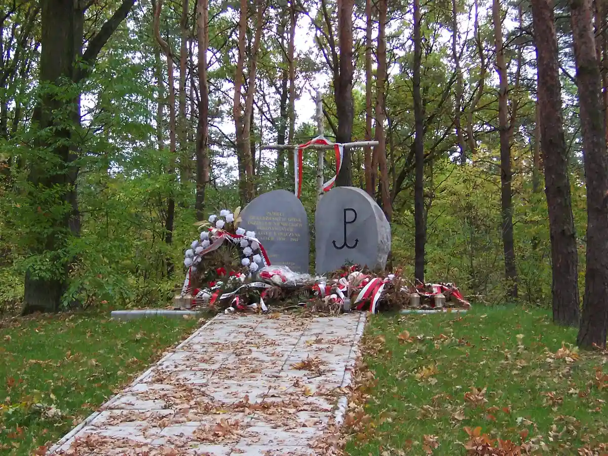 Памятник жертвам казней в Рембертувском лесу