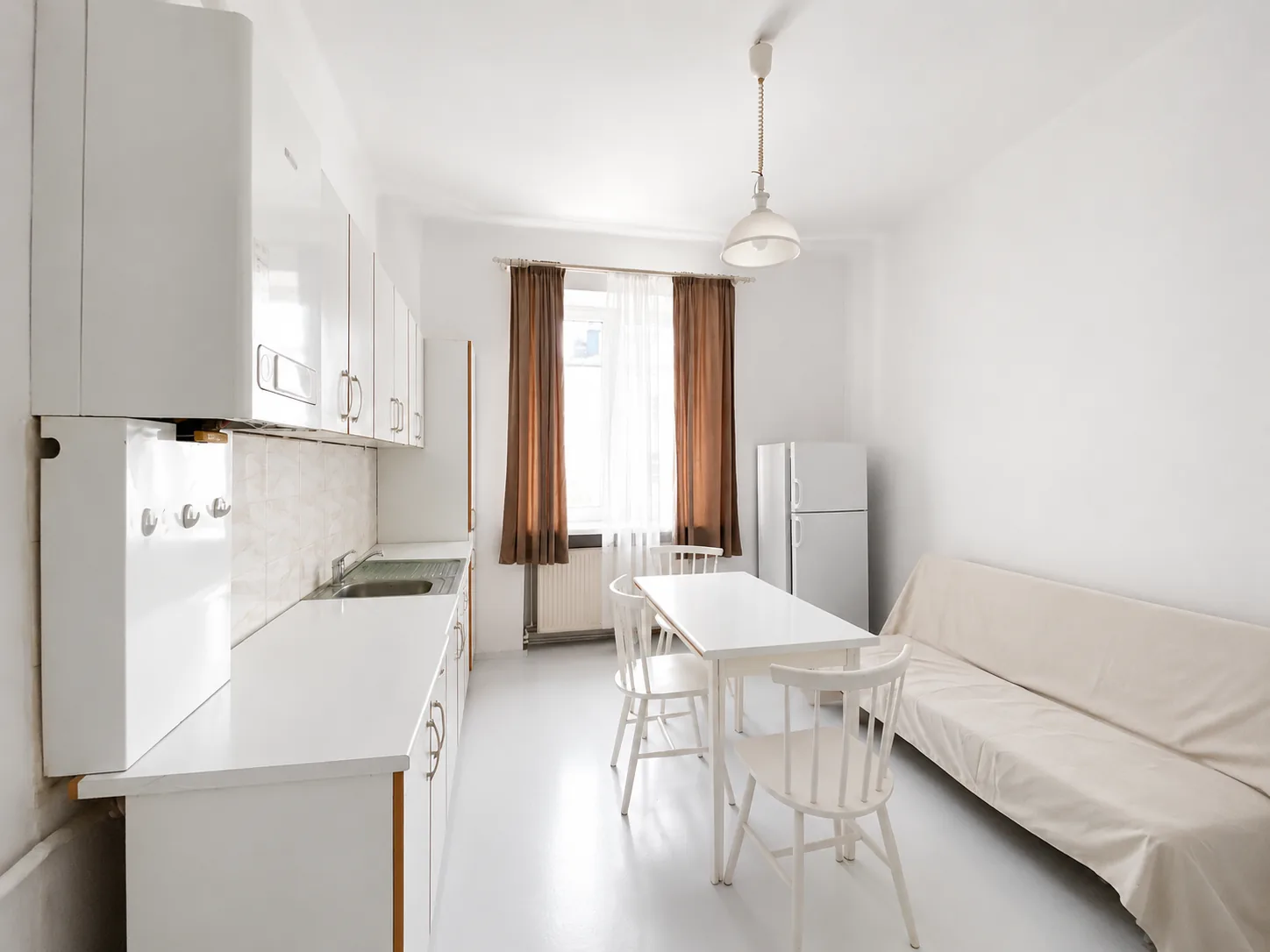 Окрема кухня площею близько 13 m²